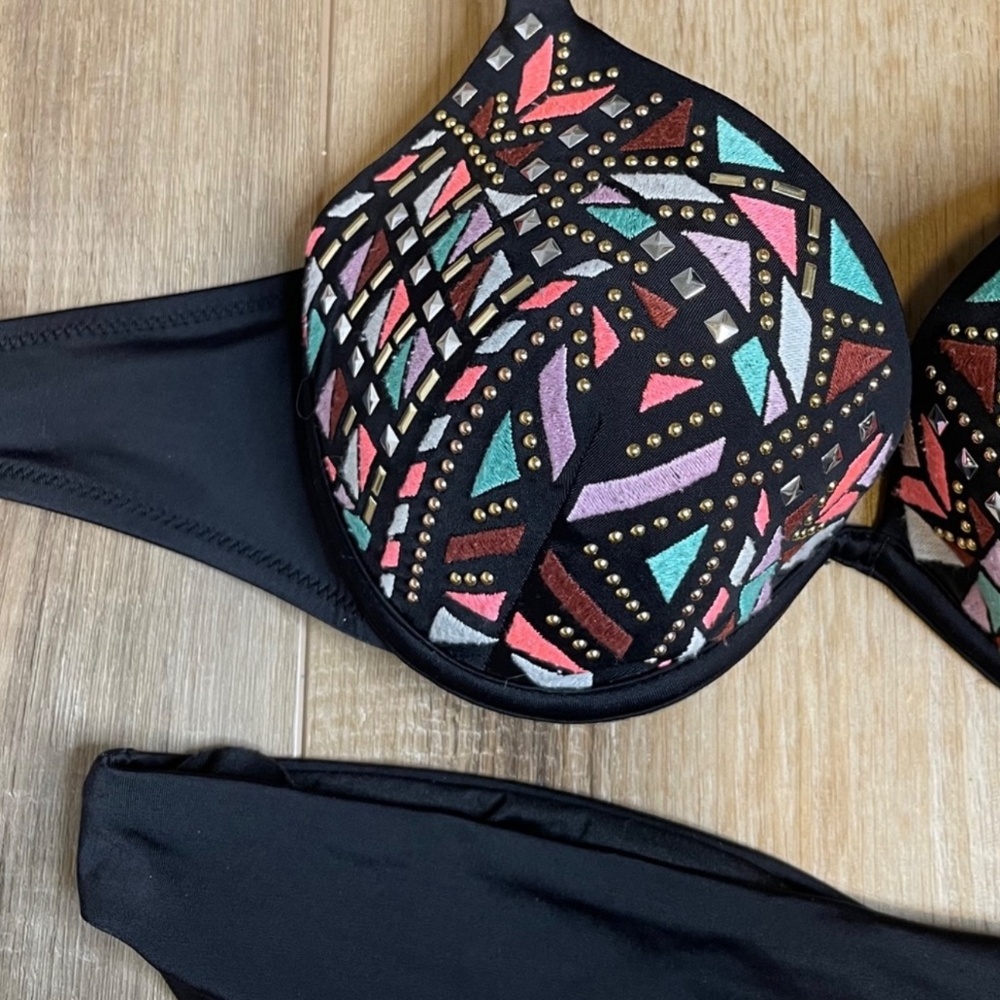 Bikini - Picture 3 of 3